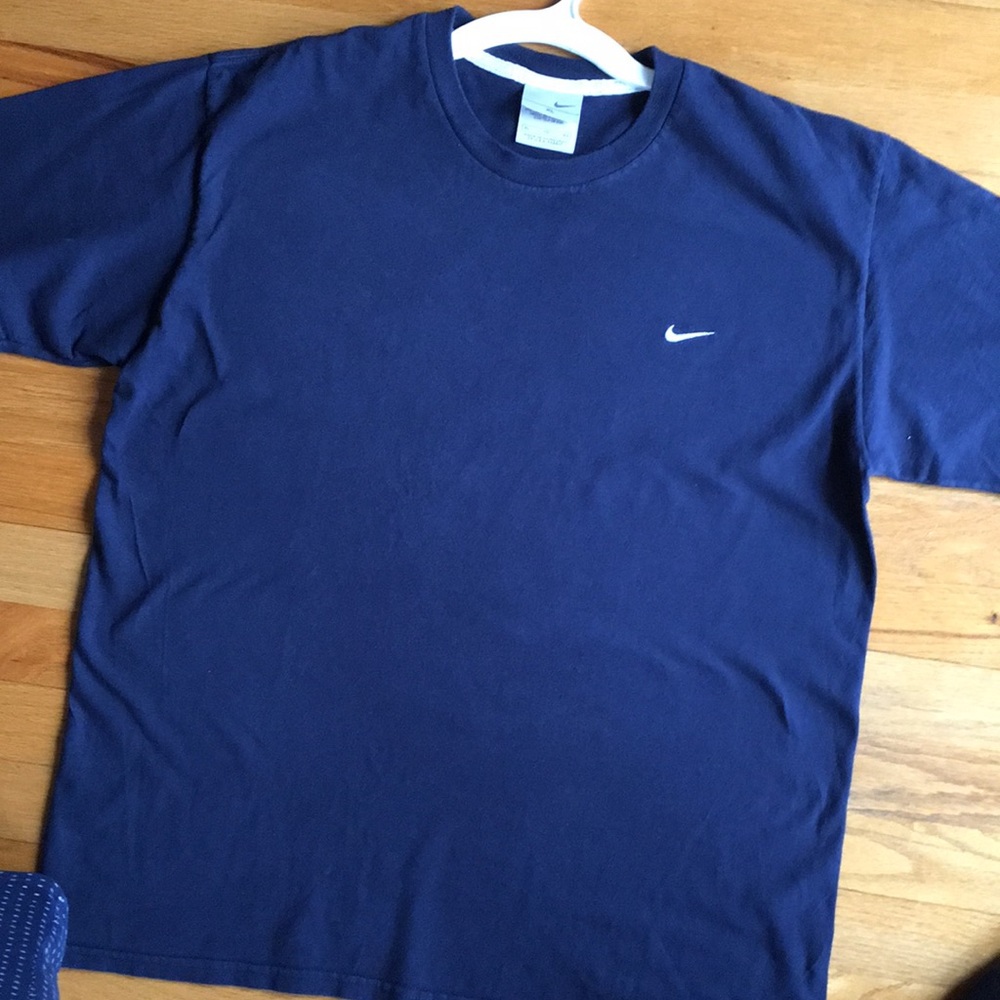 Men’s Nike navy blue tee